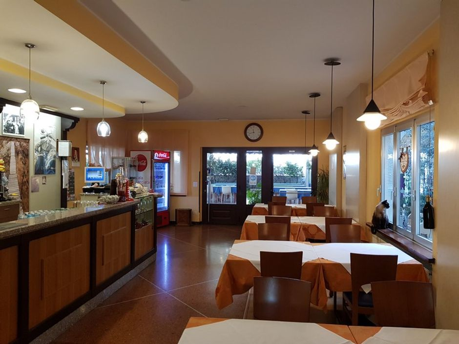 #3360 Ristorante e negozio con ampio piazzale in vendita - foto 2