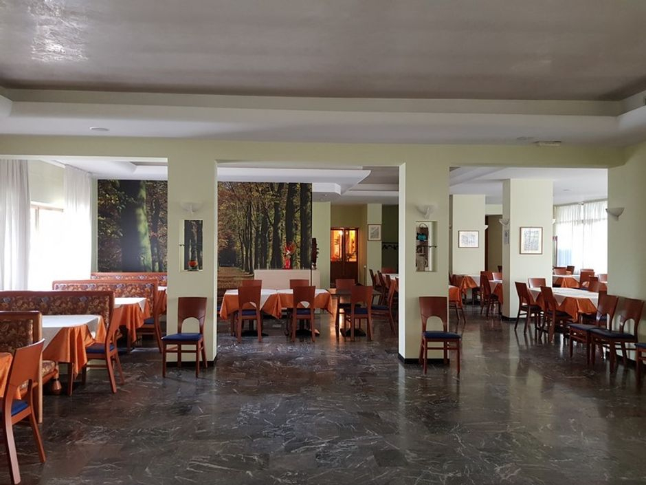 #3360 Ristorante e negozio con ampio piazzale in vendita - foto 3
