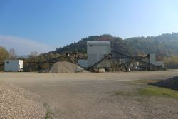 Terreno ad estrazione con fabbricati e laghetti