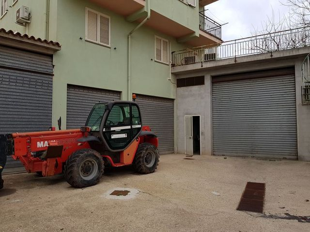 Locali deposito in vendita