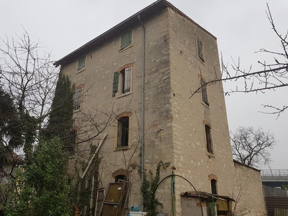 #3577 Magazzino su quattro piani con corte esclusiva in vendita - foto 1