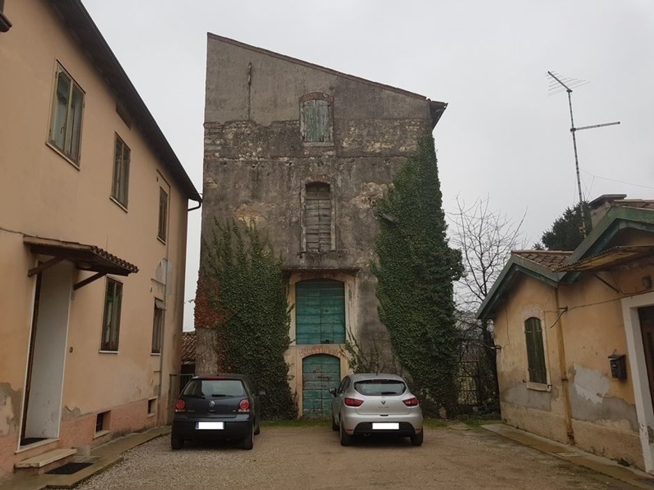 #3577 Magazzino su quattro piani con corte esclusiva in vendita - foto 2