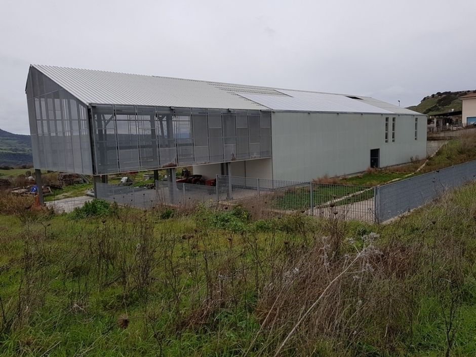 #3664 Capannone industriale con ampia area parcheggio in vendita - foto 1