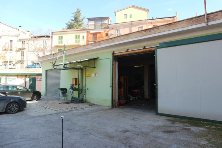 #3732 Fabbricato commerciale con magazzini e corte in vendita - foto 2