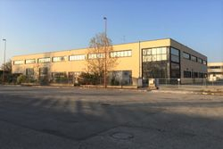 Nave industrial con almacenes, oficinas, apartamento, plaza, sistema fotovoltaico