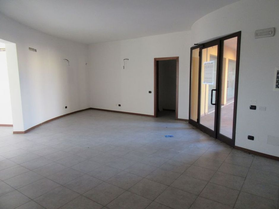 #397 Negozio al piano terra. Civico 4 in vendita - foto 1