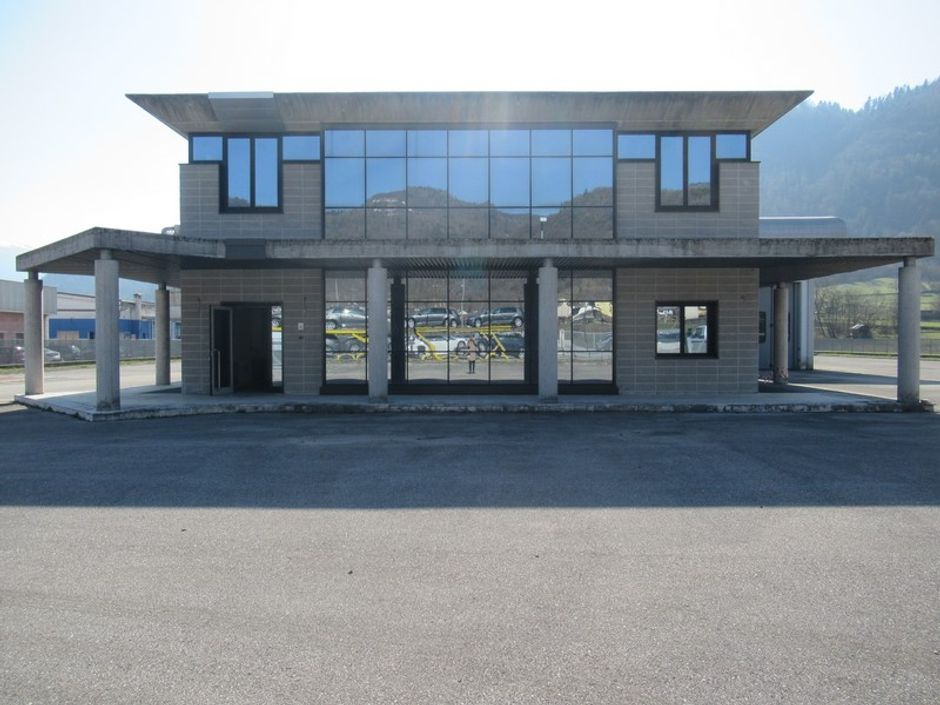 #4033 Fabbricato produttivo con uffici e corte in vendita - foto 1