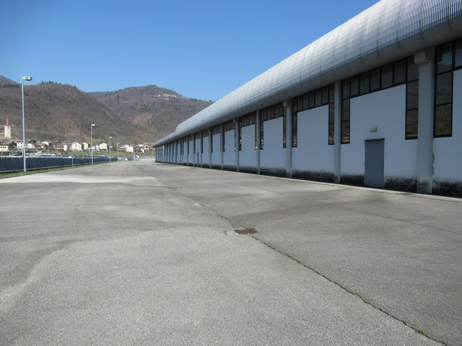 #4033 Fabbricato produttivo con uffici e corte in vendita - foto 2