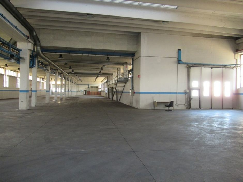 #4033 Fabbricato produttivo con uffici e corte in vendita - foto 5