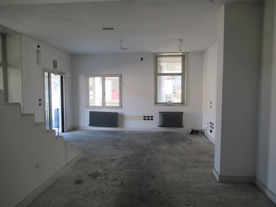#4033 Fabbricato produttivo con uffici e corte in vendita - foto 7