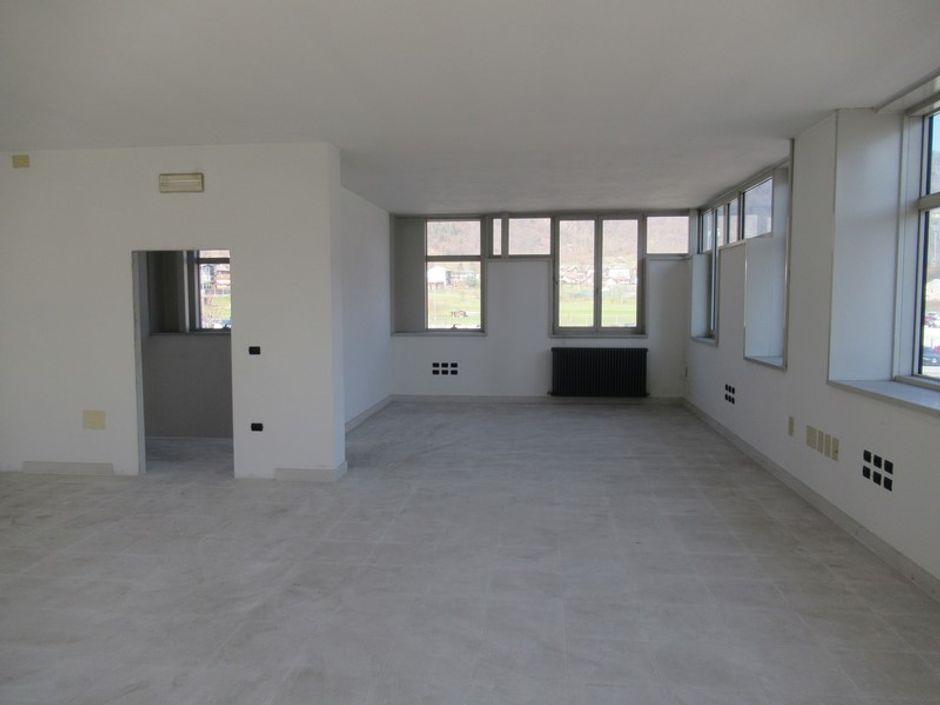 #4033 Fabbricato produttivo con uffici e corte in vendita - foto 9