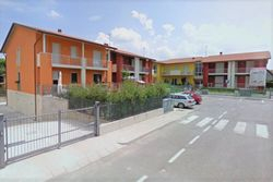 Tre appartamenti e tre garage in complesso residenziale - Lotto 4122 (Asta 4122)
