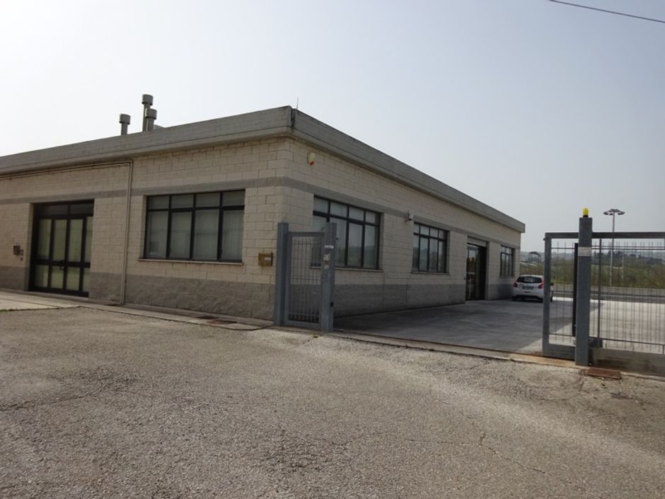 #4158 Magazzino con ampia area esclusiva in vendita - foto 1