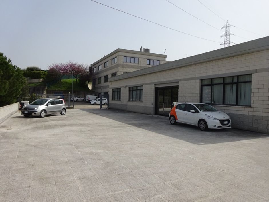 #4158 Magazzino con ampia area esclusiva in vendita - foto 2