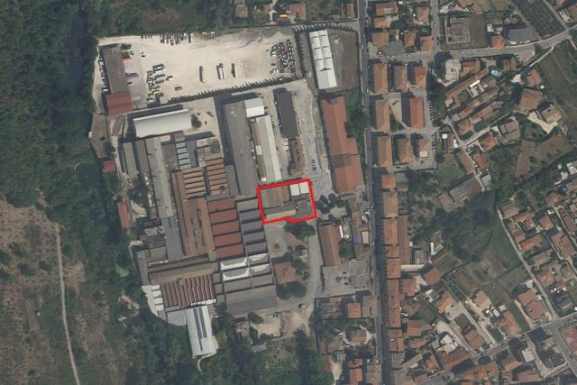 Con servizi in vendita