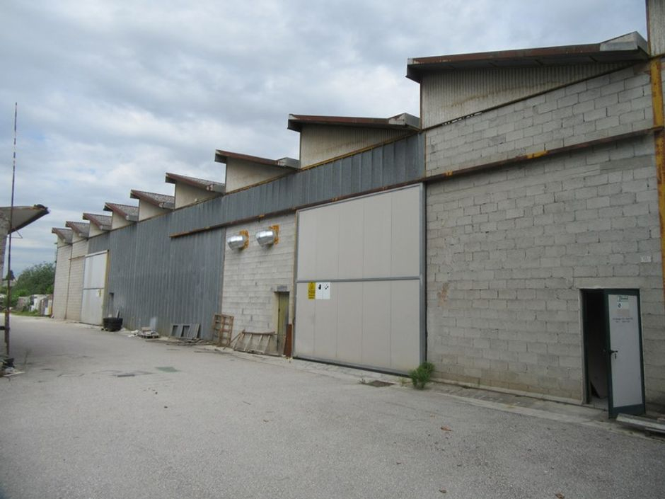 #4403 Capannone artigianale con area esterna in vendita - foto 1