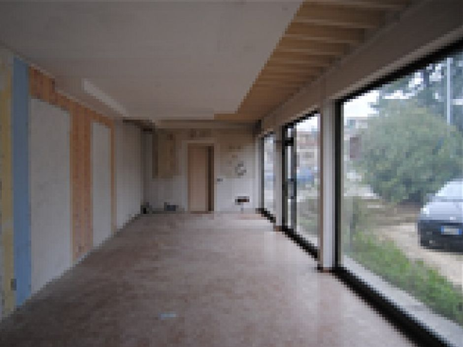 #4478 Negozio con corte in vendita - foto 2