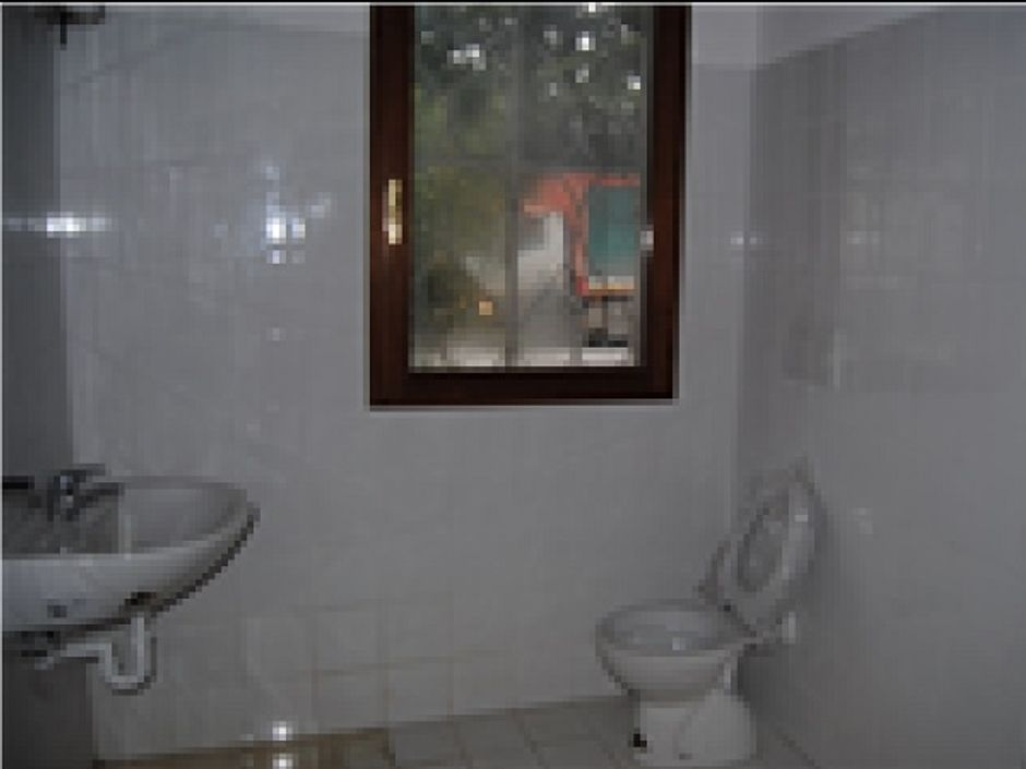 #4478 Negozio con corte in vendita - foto 3