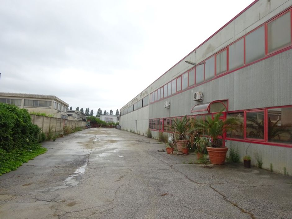 #4594 Edificio produttivo con area vendita e abitazione in vendita - foto 2