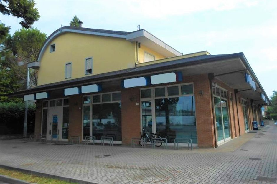 #4614 Locale per istituto di credito e posti auto in vendita - foto 3