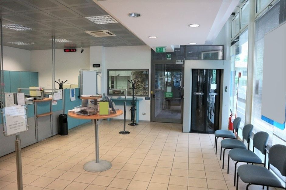 #4614 Locale per istituto di credito e posti auto in vendita - foto 4