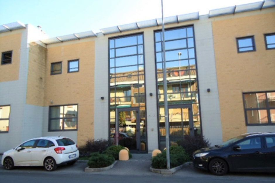 #4621 Struttura per attività commerciale con uffici in vendita - foto 1