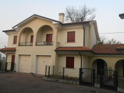 Casa con giardino e garage. Lotto 31 - Lotto 470 (Asta 470)