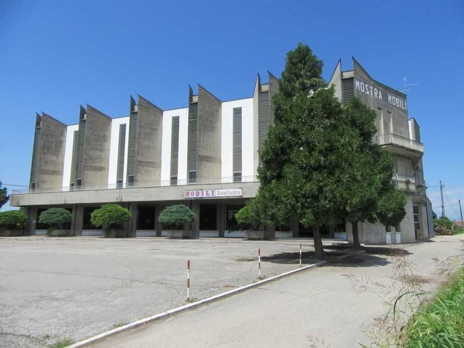 #4840 Fabbricato commerciale con abitazione e terreno edificabile in vendita - foto 1