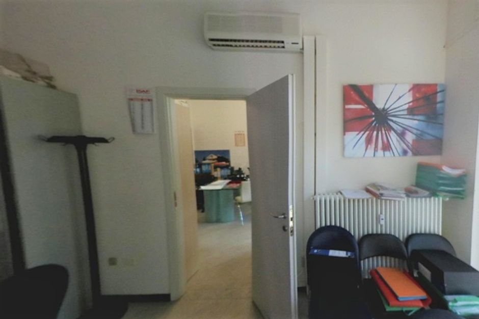 #4985 Negozio semi arredato piano terra e due cantine in vendita - foto 4