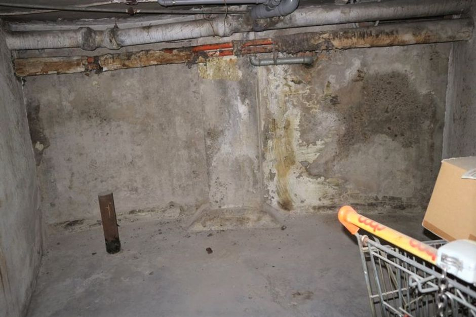 #4985 Negozio semi arredato piano terra e due cantine in vendita - foto 11