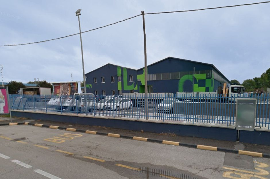 #5021 Capannone industriale con negozio in vendita - foto 1