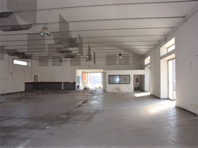 Complessi commerciali in vendita