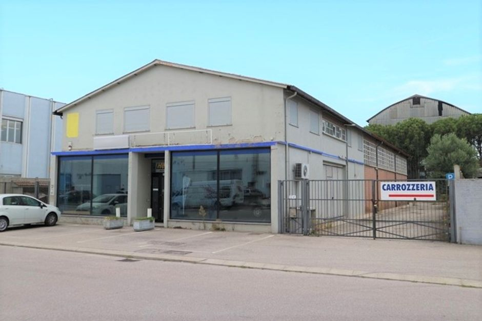 #5048 Capannone commerciale con officina e showroom in vendita - foto 1