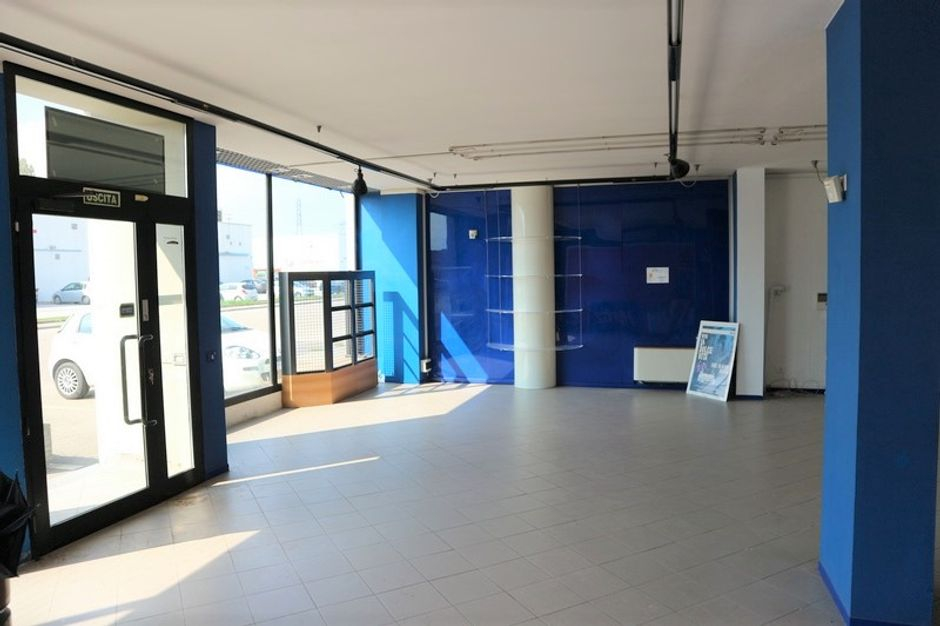 #5048 Capannone commerciale con officina e showroom in vendita - foto 2