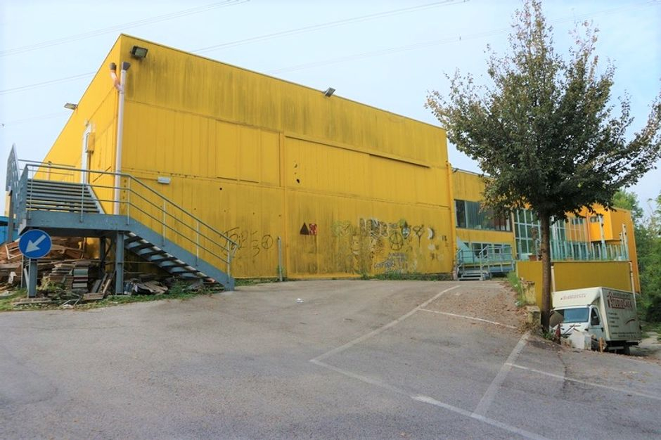 #5092 Capannone con sala mostra, uffici e terreni in vendita - foto 4