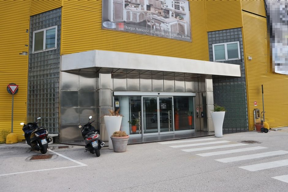 #5092 Capannone con sala mostra, uffici e terreni in vendita - foto 6