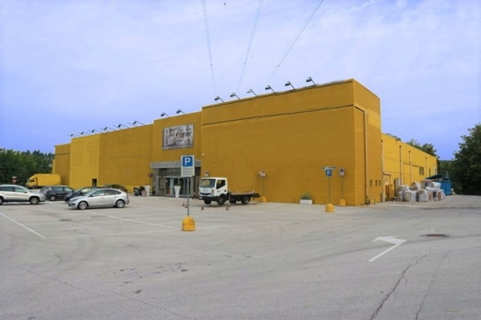 #5092 Capannone con sala mostra, uffici e terreni in vendita - foto 20