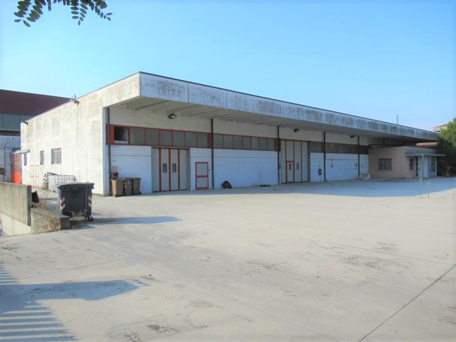 #5572 Capannone industriale con ampio deposito in vendita - foto 1