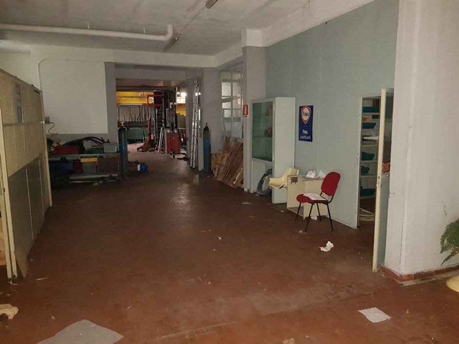 #5669 Officina-magazzino al piano seminterrato con uffici in vendita - foto 2