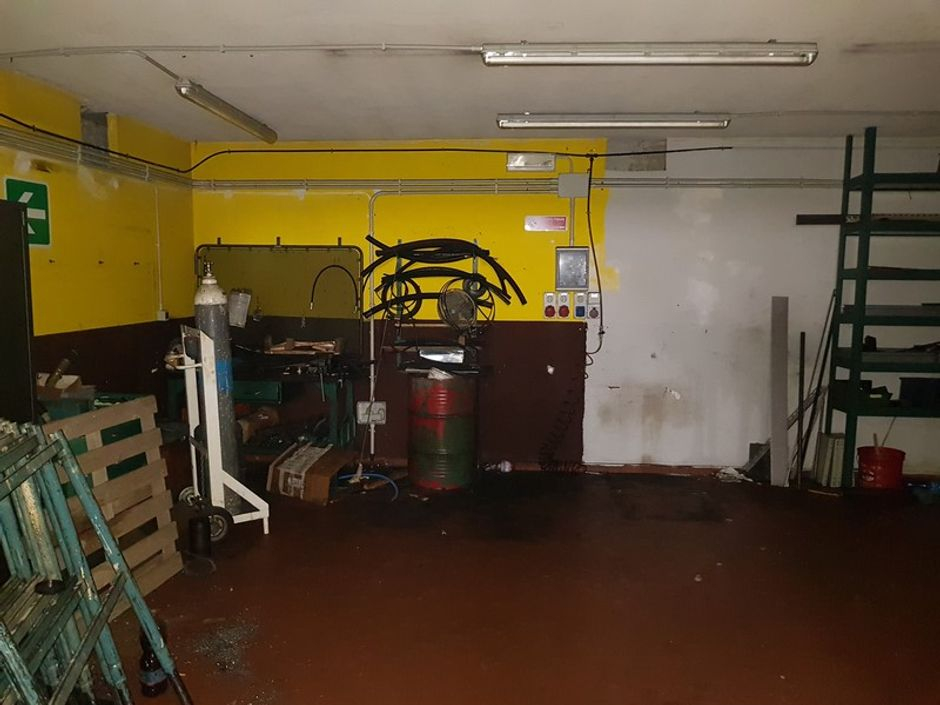 #5669 Officina-magazzino al piano seminterrato con uffici in vendita - foto 4