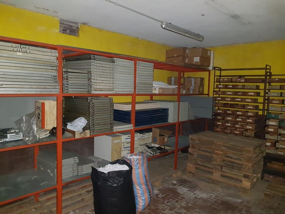 #5669 Officina-magazzino al piano seminterrato con uffici in vendita - foto 8