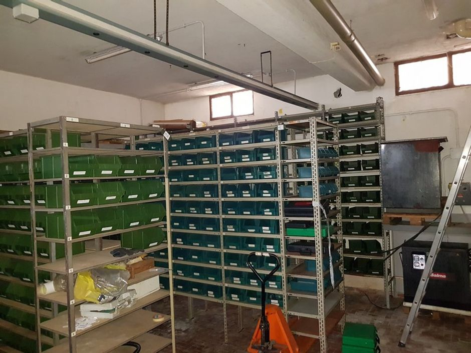 #5669 Officina-magazzino al piano seminterrato con uffici in vendita - foto 9