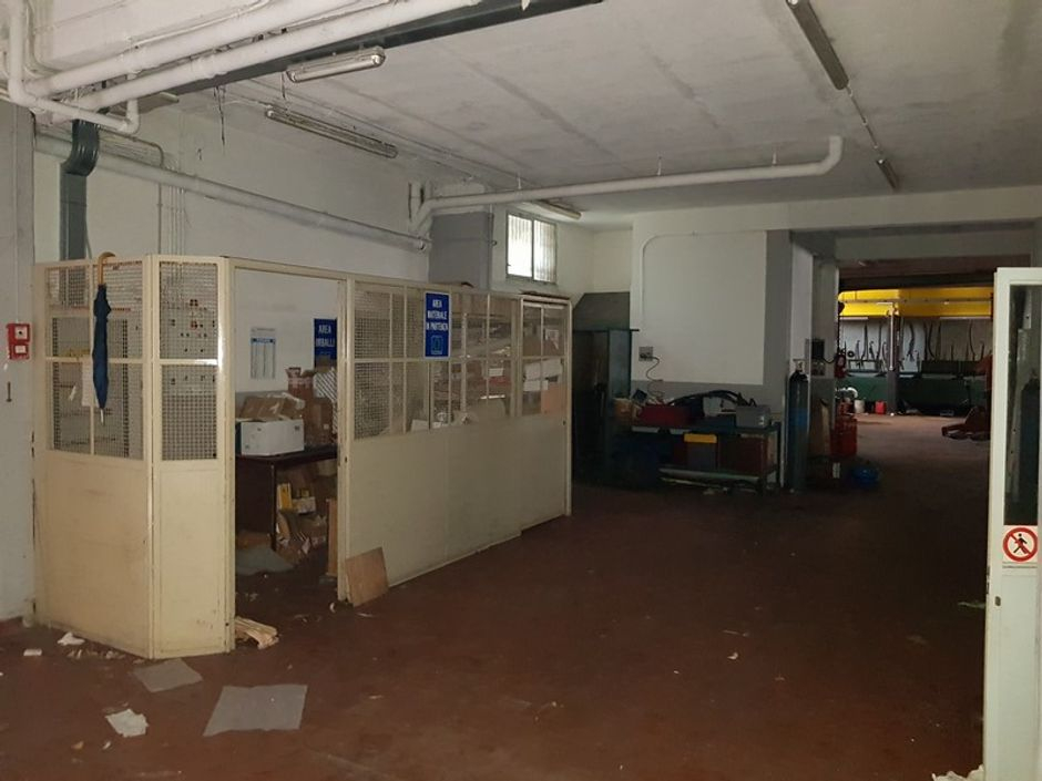 #5669 Officina-magazzino al piano seminterrato con uffici in vendita - foto 10