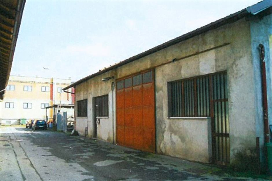 #5733 Capannone con due depositi e cortile in vendita - foto 1