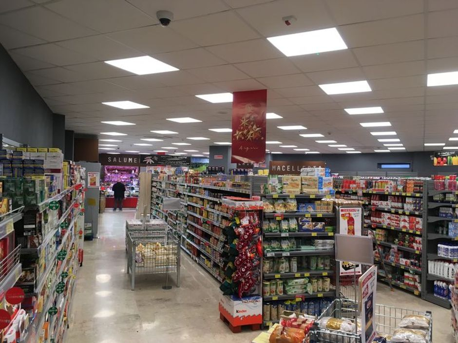 #5777 Supermercato con parcheggio e magazzini in vendita - foto 2