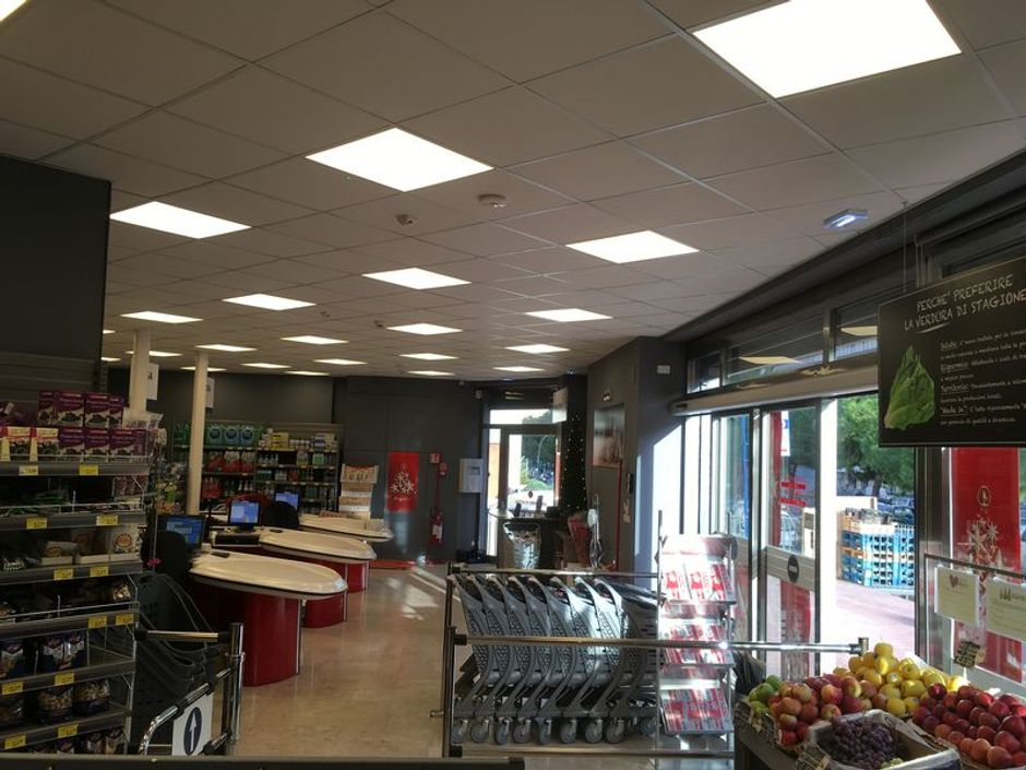#5777 Supermercato con parcheggio e magazzini in vendita - foto 3