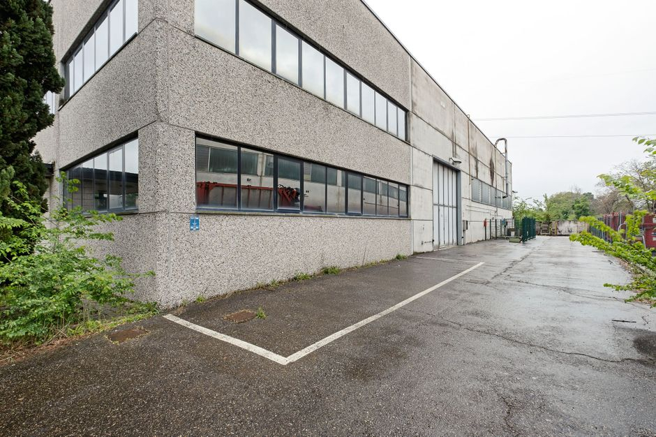 #5799 Capannone industriale con corte in vendita - foto 2