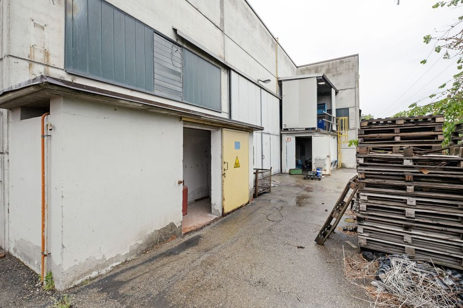 #5799 Capannone industriale con corte in vendita - foto 15