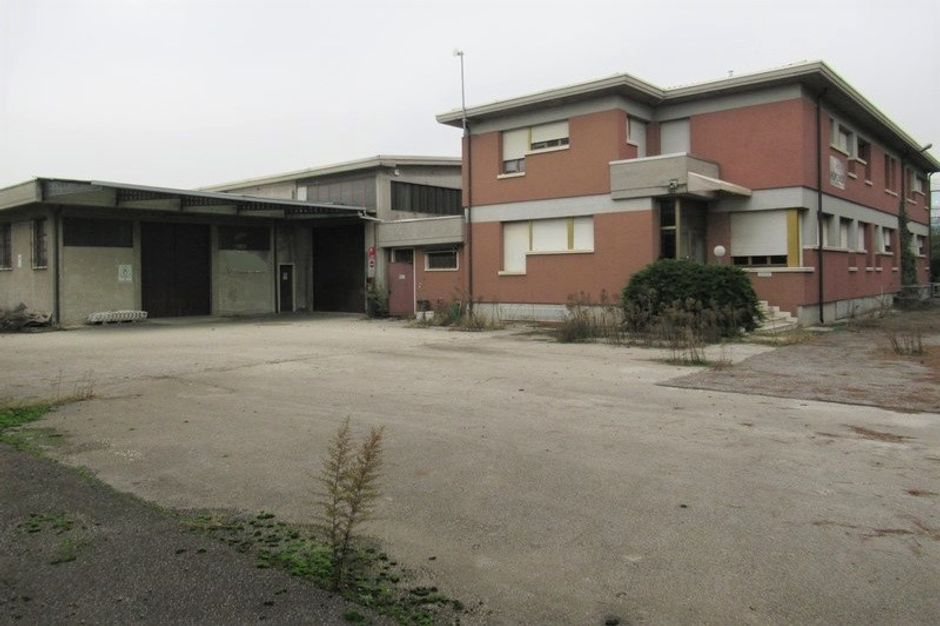 #5823 Capannone con palazzina uffici e piazzale in vendita - foto 1