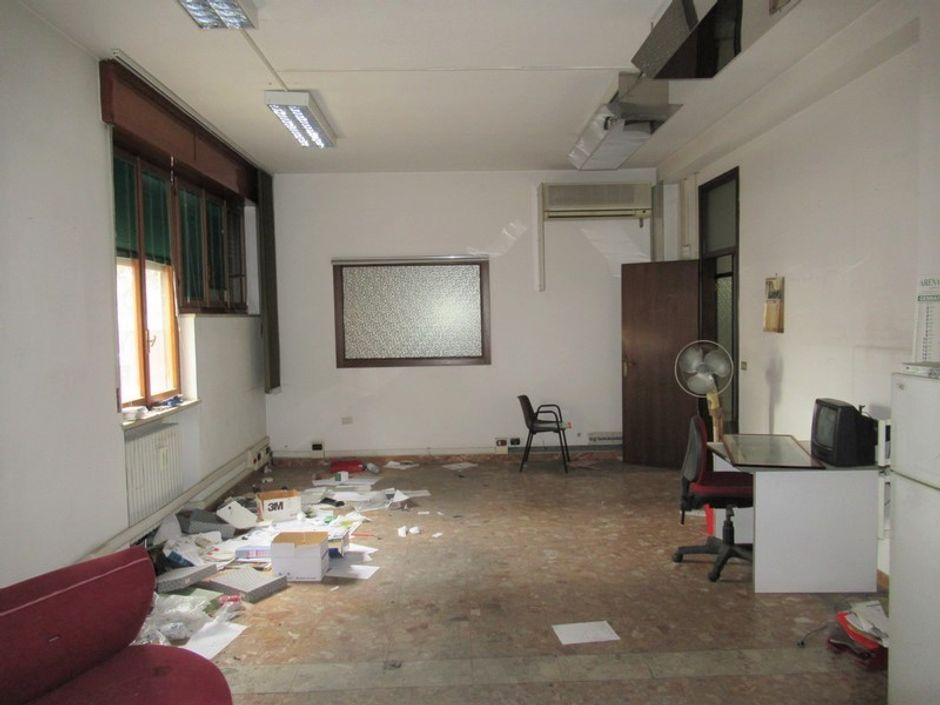 #5823 Capannone con palazzina uffici e piazzale in vendita - foto 4